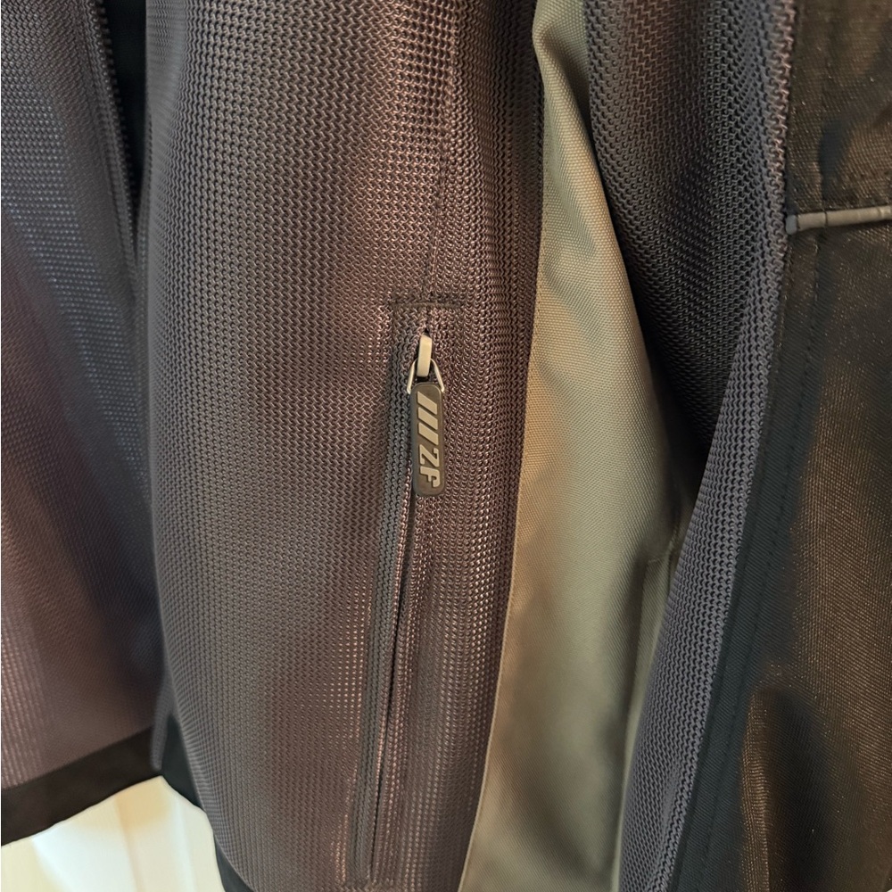 Zero Motorcycles Armored Riding Jacket – XL – Black/Gray – Windproof Protection - Picture 9 of 9